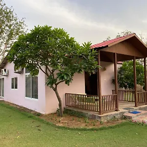 Orchard At Sarai - Private Cottage, Large Lawn, & Pet Friendly Holiday home Gurgaon